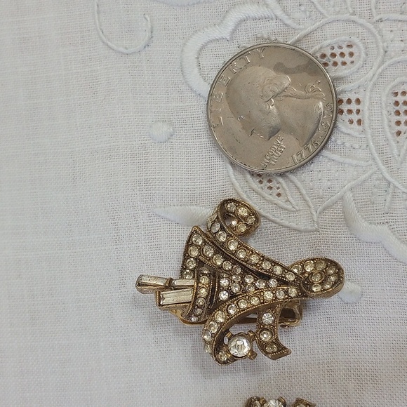 Ornate hard to find rhinestone art deco style flower gold tone clip on earrings - Picture 7 of 9